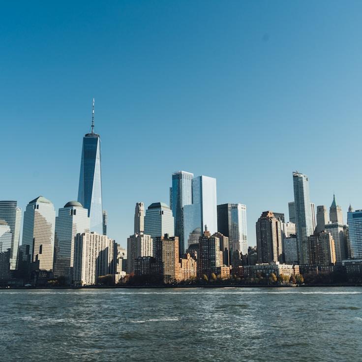 Mia Thompson - Expat family life guide in United States